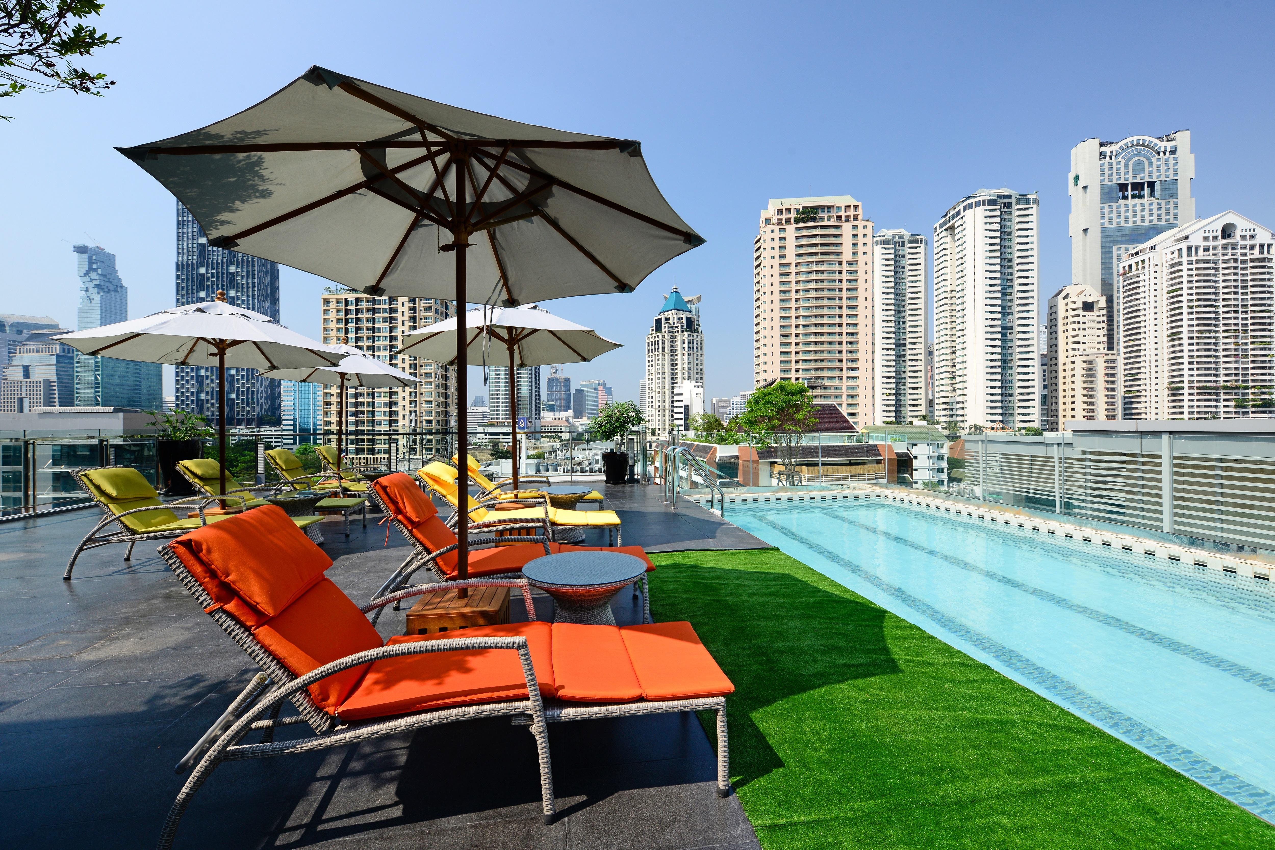 曼谷德特尔酒店 外观 照片 Rooftop pool at the hotel