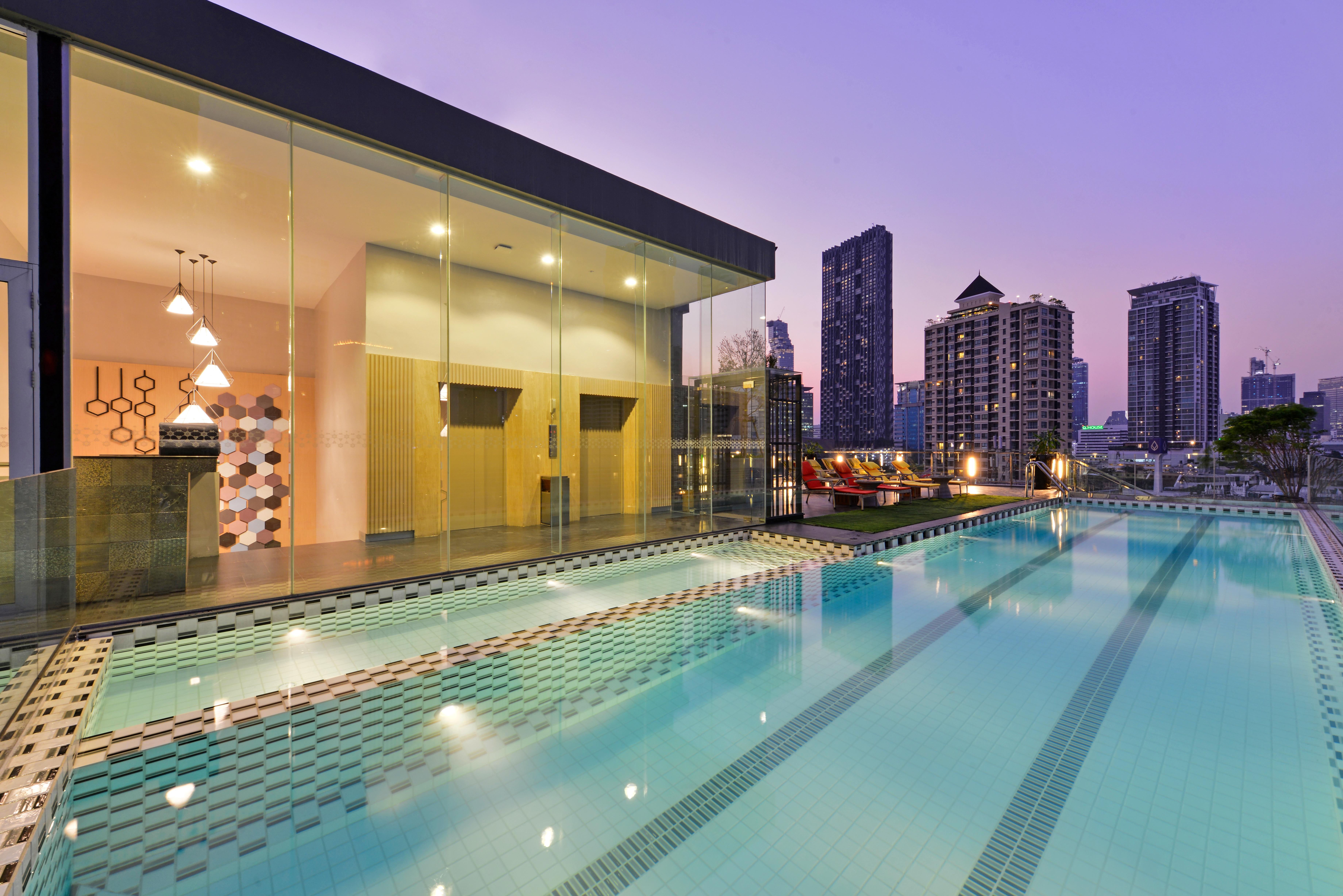曼谷德特尔酒店 外观 照片 The swimming pool at the clubhouse