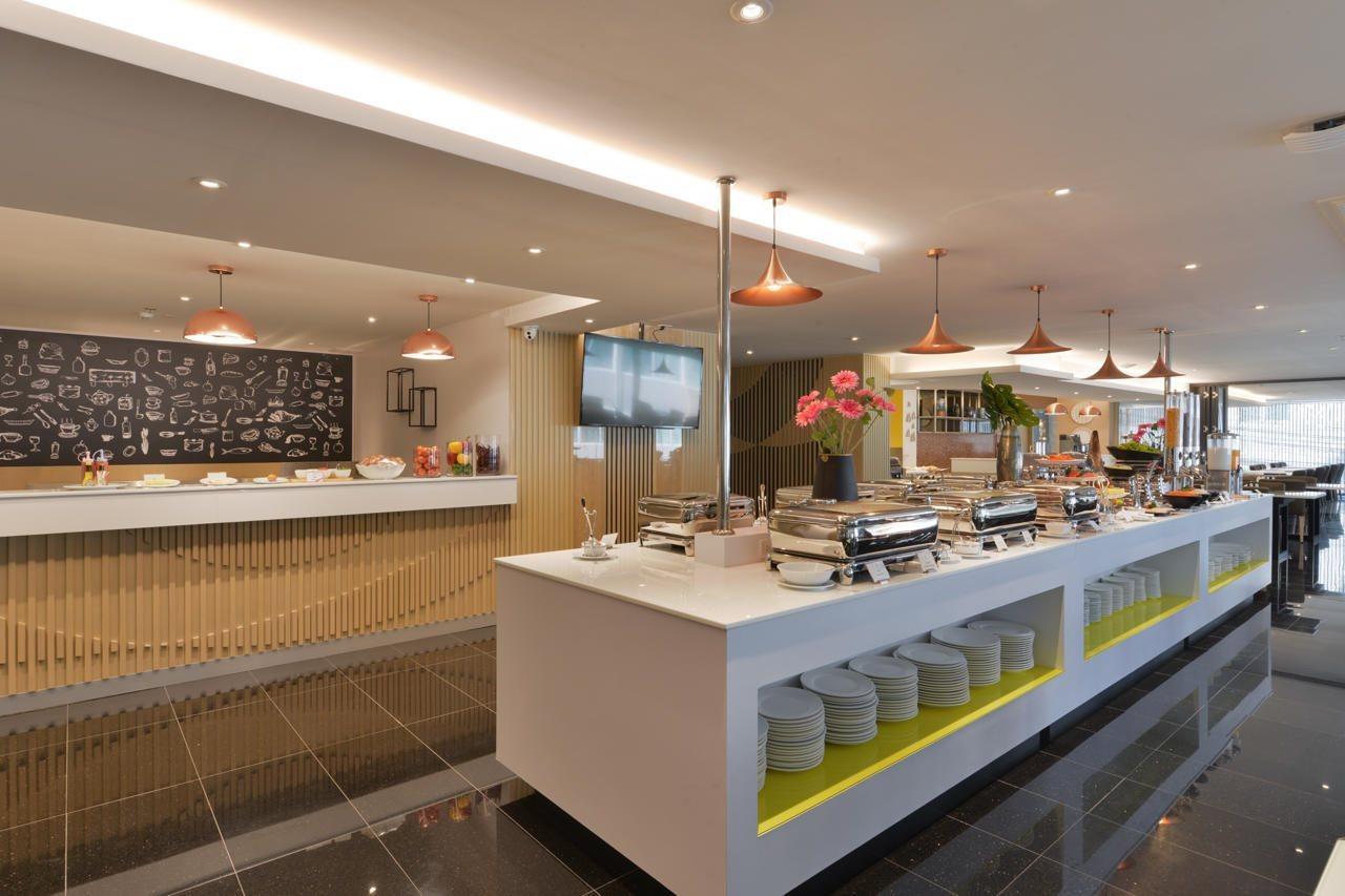 曼谷德特尔酒店 外观 照片 The buffet at the lounge