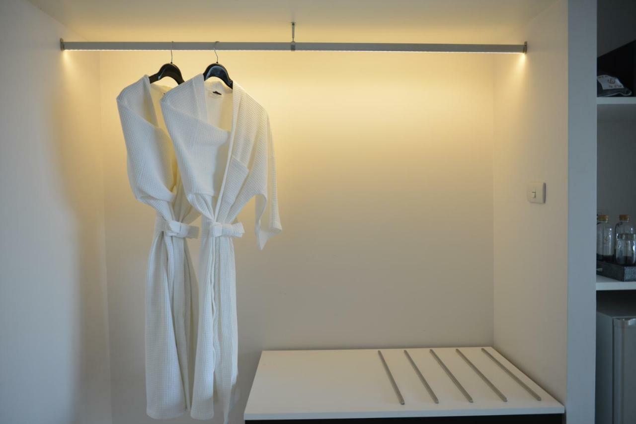 曼谷德特尔酒店 外观 照片 A bathrobe hanging on a hanger